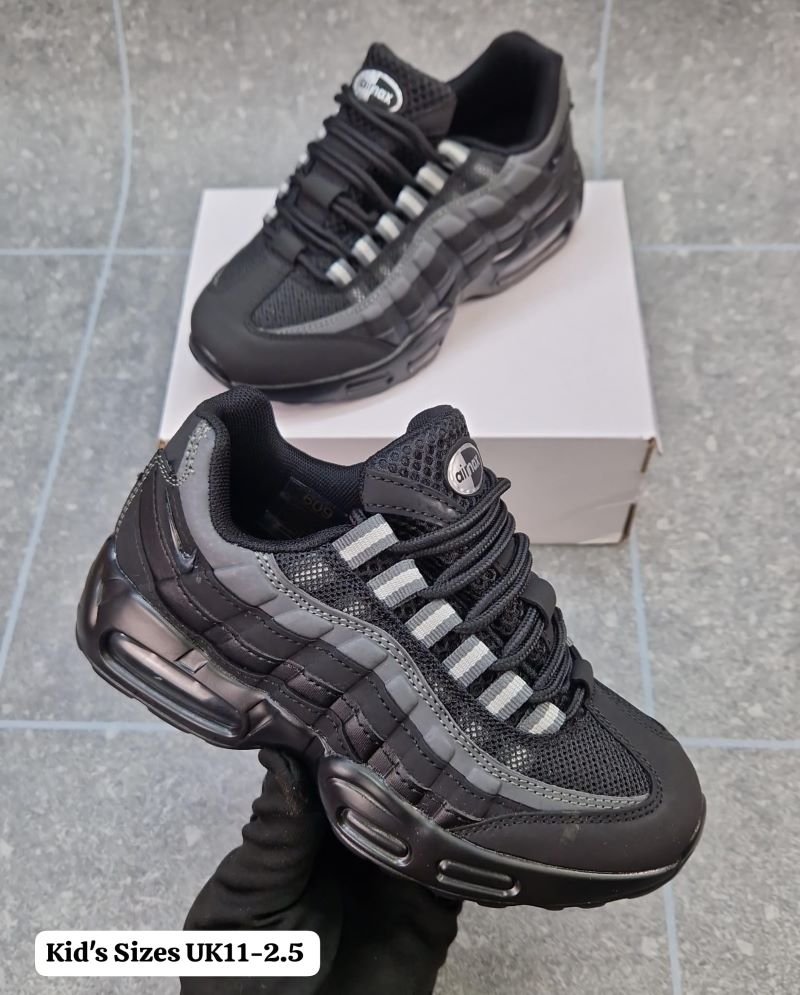 KIDS NIKE TRAINERS - Image 10