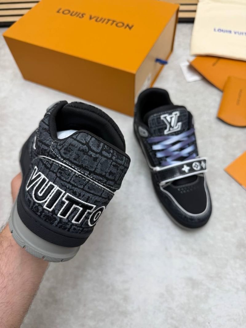 LOUIS VUITTON TRAINERS - Image 12