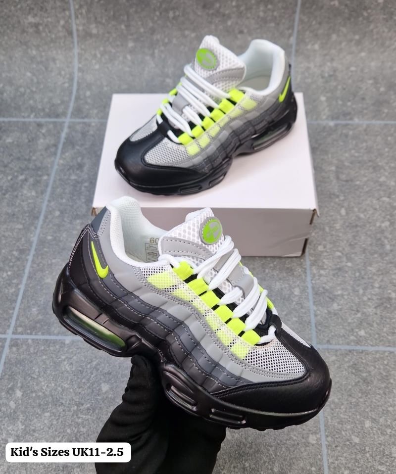 KIDS NIKE TRAINERS - Image 11