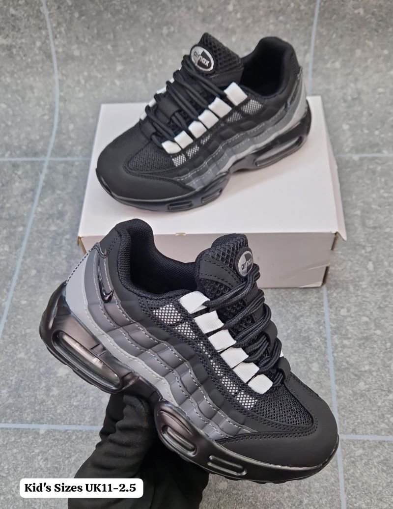 KIDS NIKE TRAINERS - Image 4