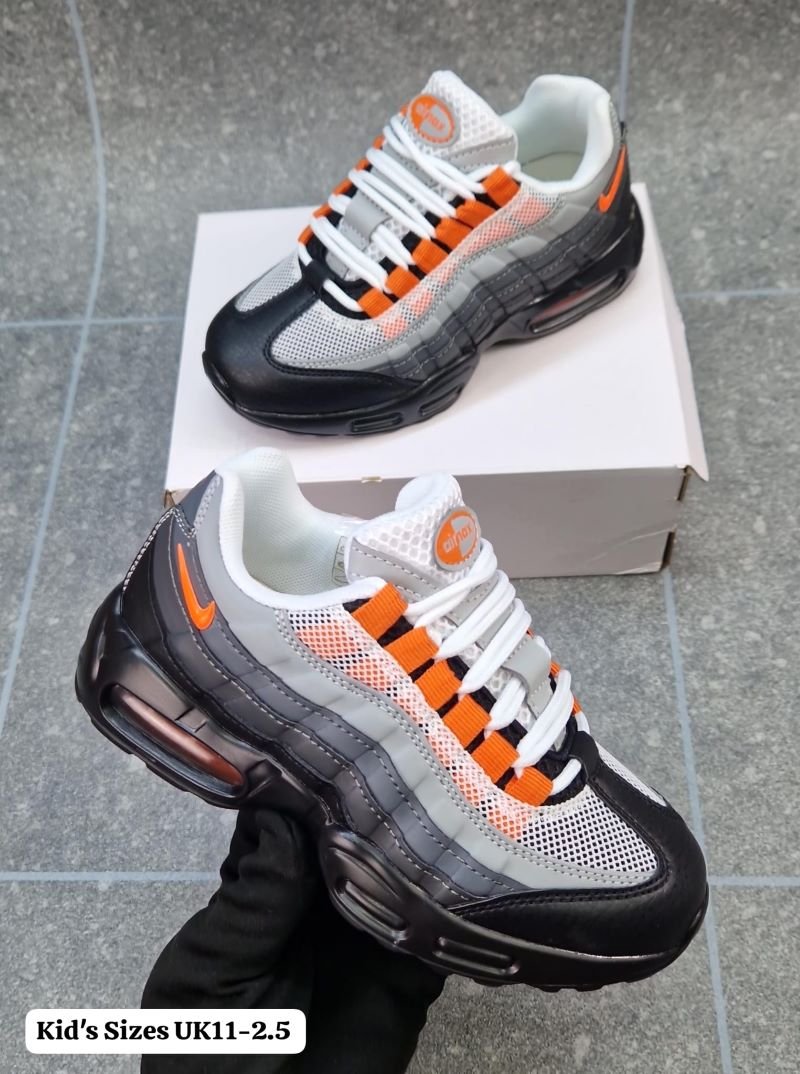 KIDS NIKE TRAINERS - Image 5