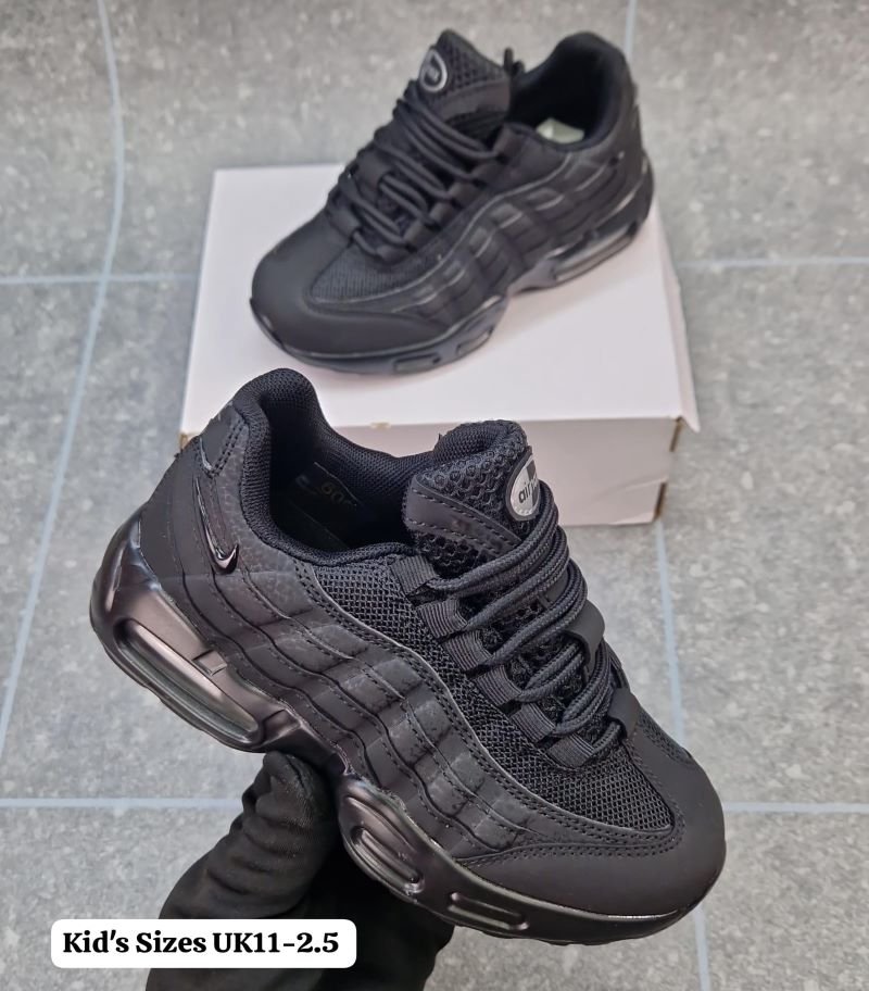 KIDS NIKE TRAINERS - Image 6