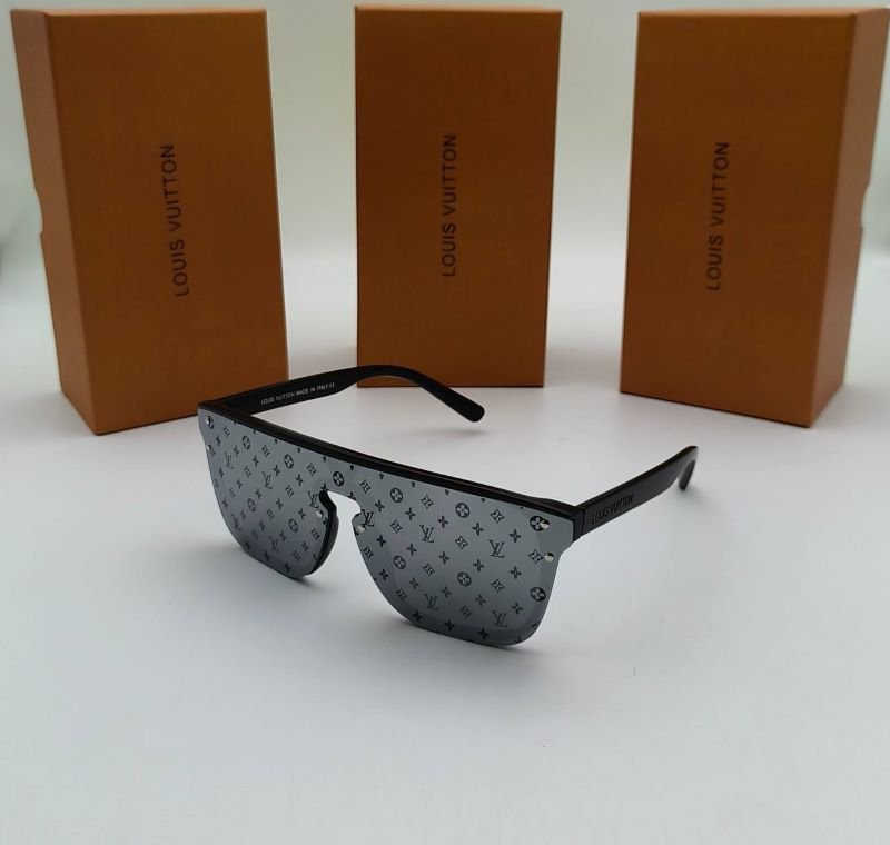 LOUIS VUITTON SUNGLASSES - Image 9